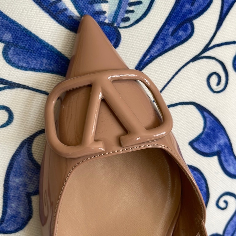 Beautiful slingback Valentino Garavani heels.